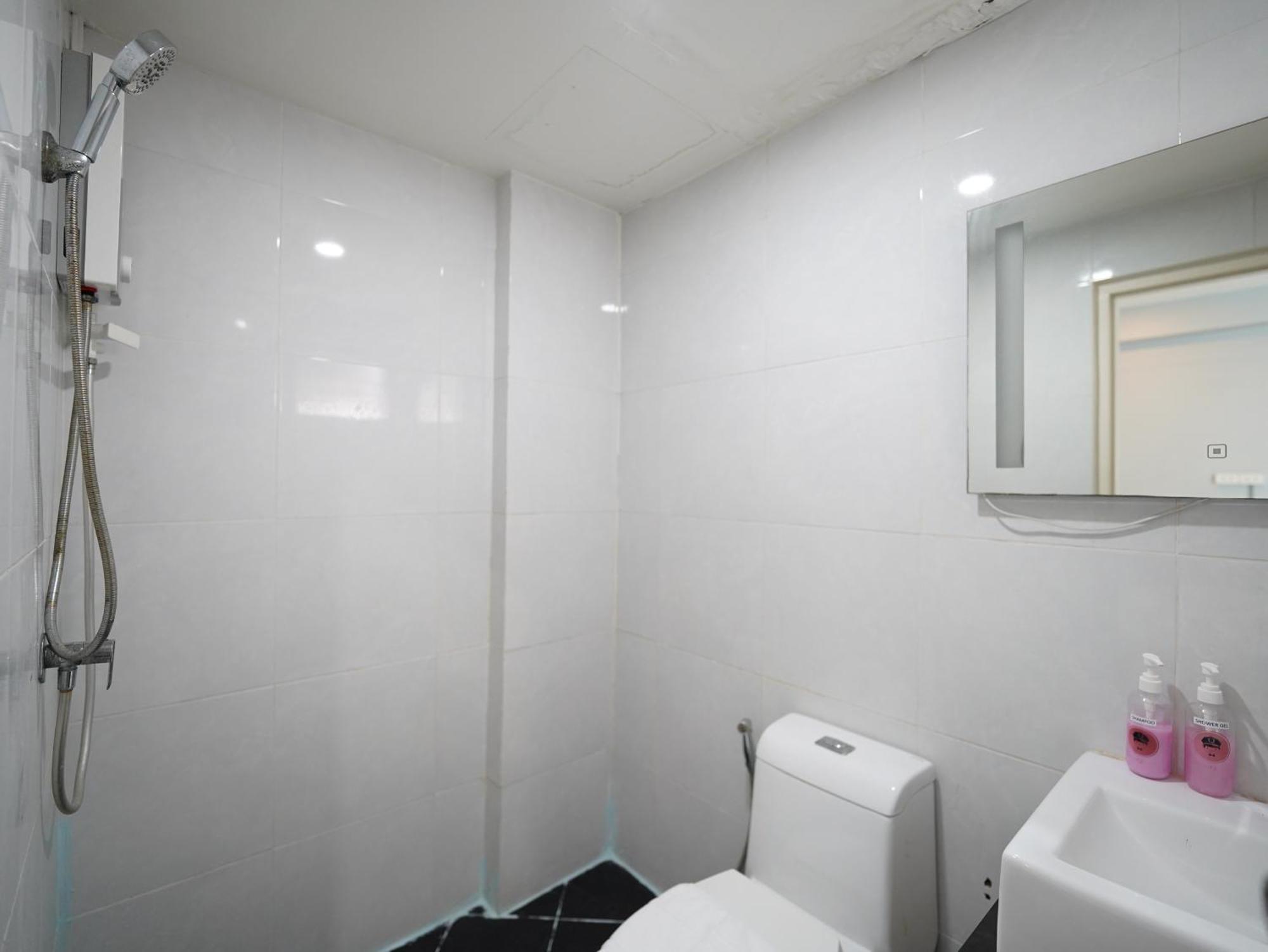 Roomquest Bangkok Don Mueang Airport Room photo
